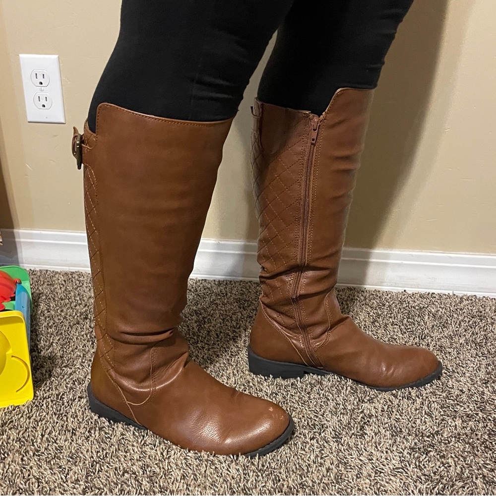 Women’s faux leather boots size 9